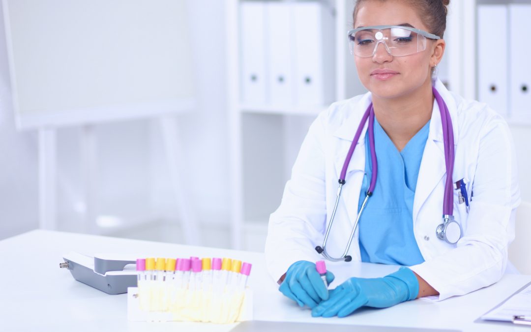 Pharmacien réalisant un test de dépistage urinaire en officine