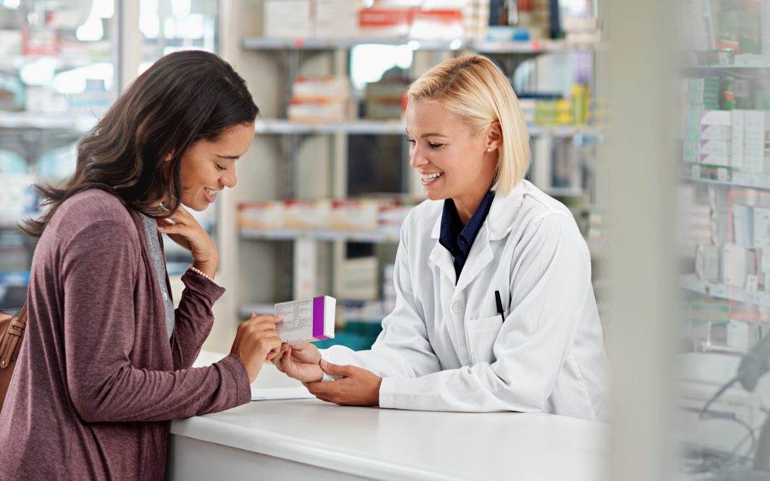 Pharmacien aidant un client au comptoir dans une pharmacie